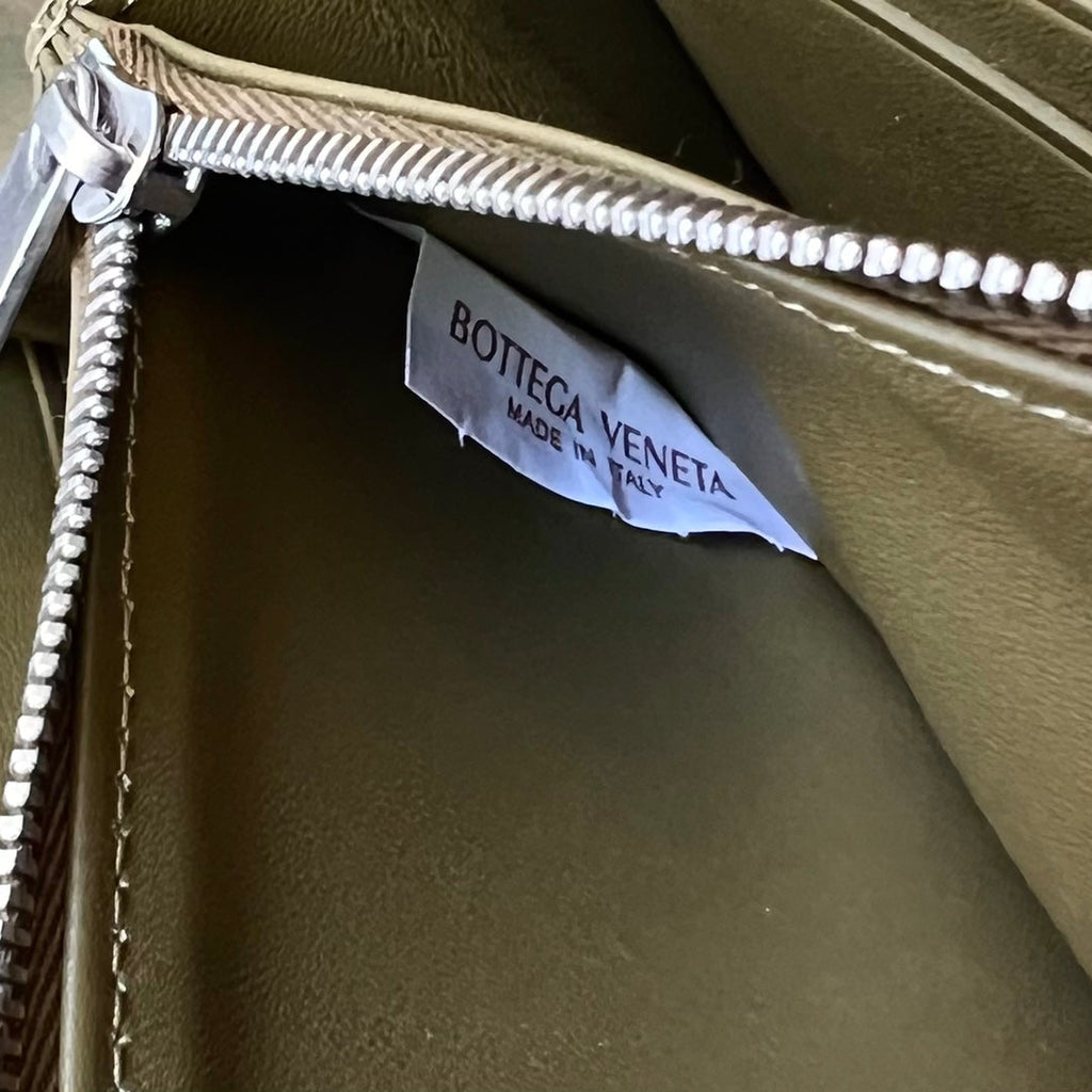 BRIEFTASCHE INTRECCIATO 19 AUS OLIVGRÜNEM KALBSLEDER