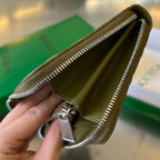 BRIEFTASCHE INTRECCIATO 19 AUS OLIVGRÜNEM KALBSLEDER