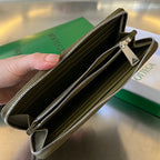 BRIEFTASCHE INTRECCIATO 19 AUS OLIVGRÜNEM KALBSLEDER