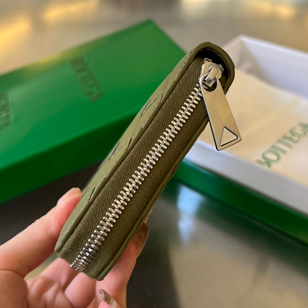 BRIEFTASCHE INTRECCIATO 19 AUS OLIVGRÜNEM KALBSLEDER