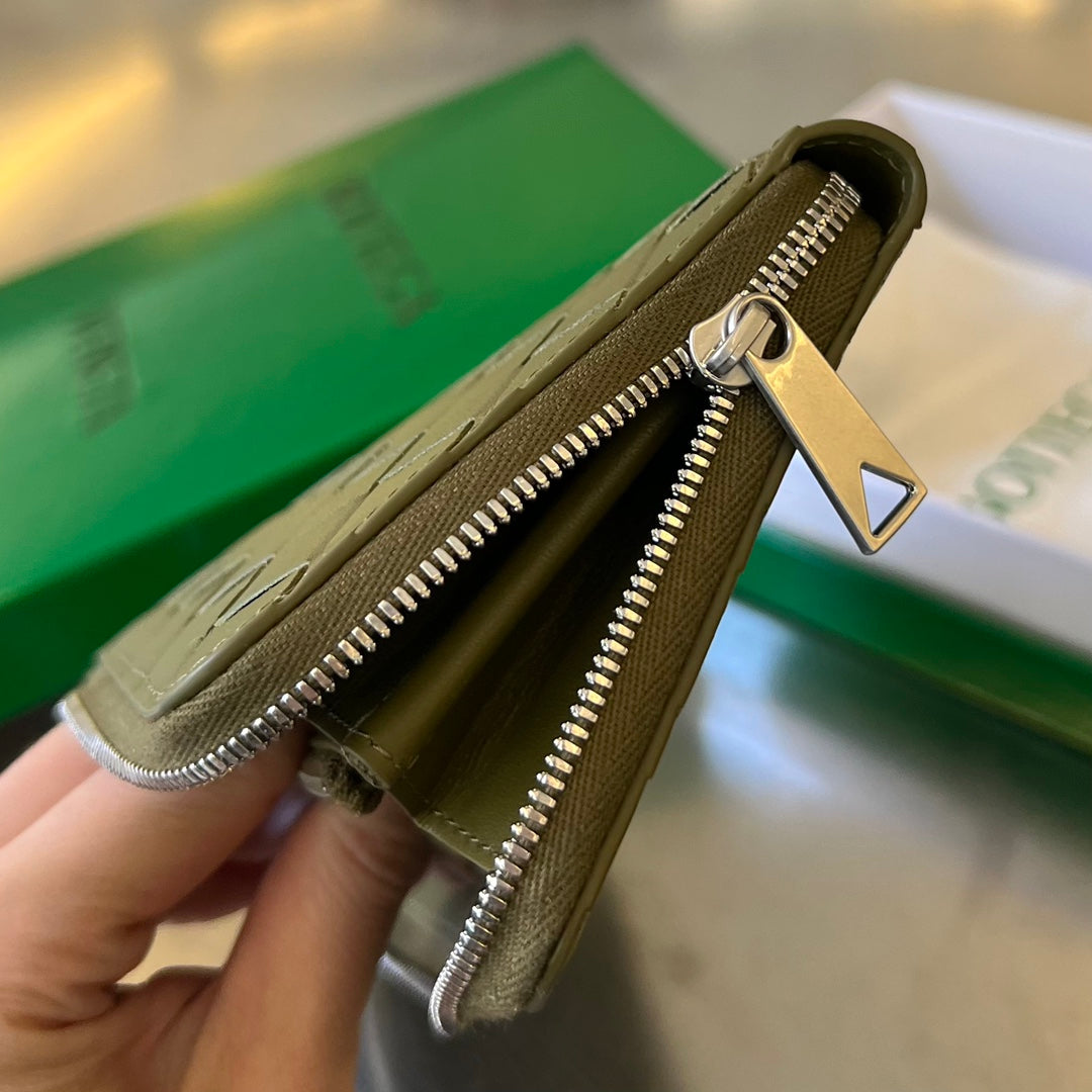 BRIEFTASCHE INTRECCIATO 19 AUS OLIVGRÜNEM KALBSLEDER