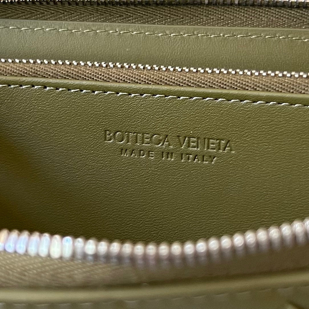 BRIEFTASCHE INTRECCIATO 19 AUS OLIVGRÜNEM KALBSLEDER