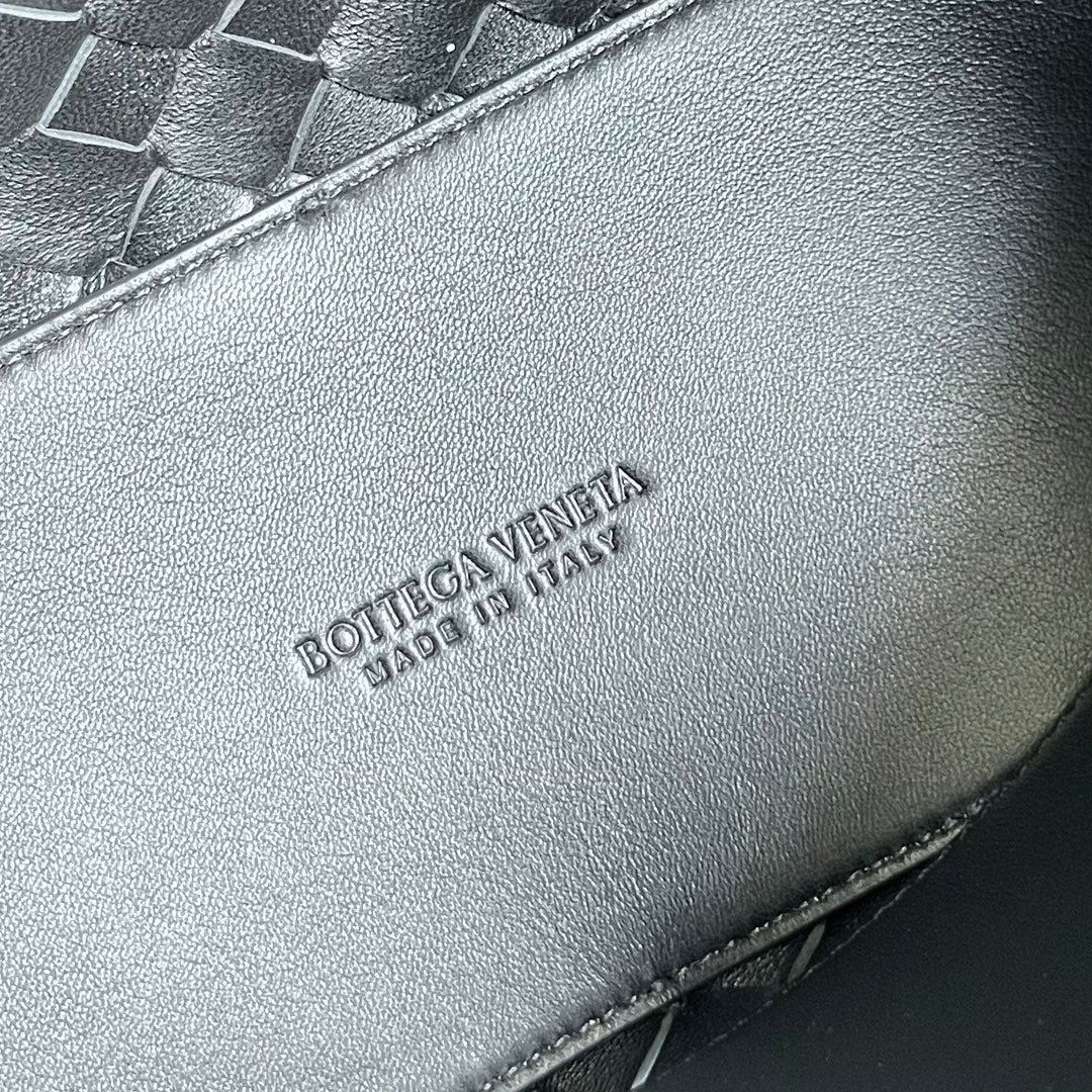 BV MEDIUM ANDIAMO 32CM SCHWARZES LAMMLEDER 