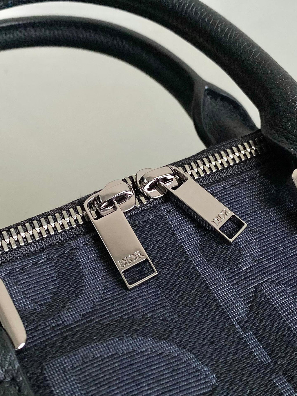 WEEKENDER 40 IN SCHWARZ MAXI OBLIQUE JACQUARD