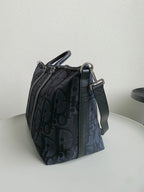 WEEKENDER 40 IN SCHWARZ MAXI OBLIQUE JACQUARD