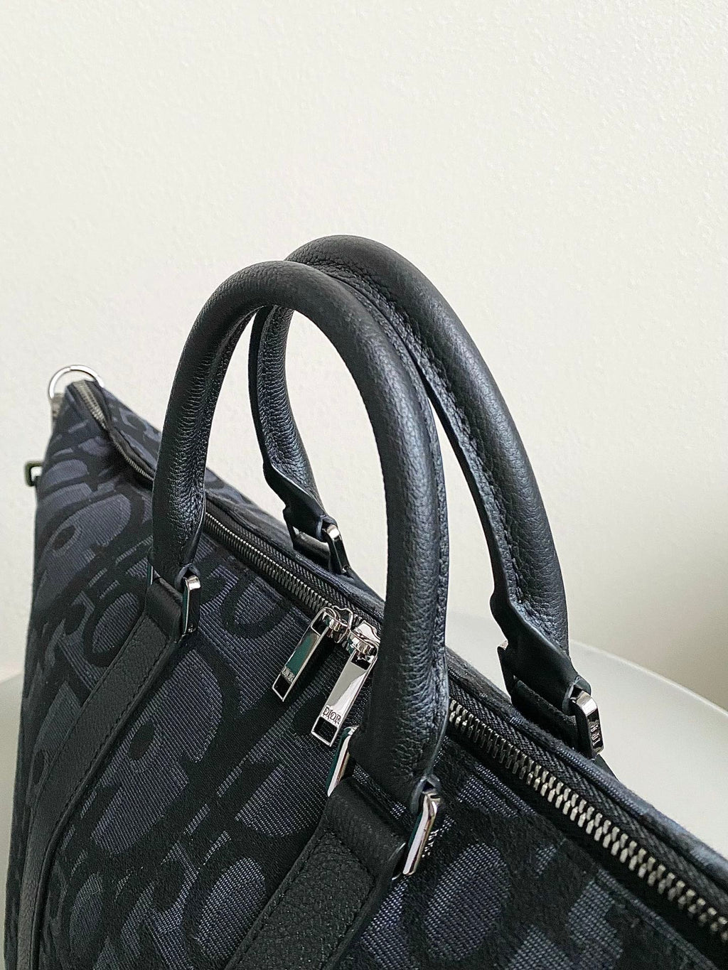 WEEKENDER 40 IN SCHWARZ MAXI OBLIQUE JACQUARD