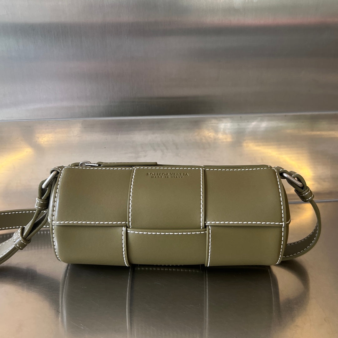 KLEINE ZYLINDERKASSETTE 21 ZOLL TABAKBRAUNES KALBSLEDER