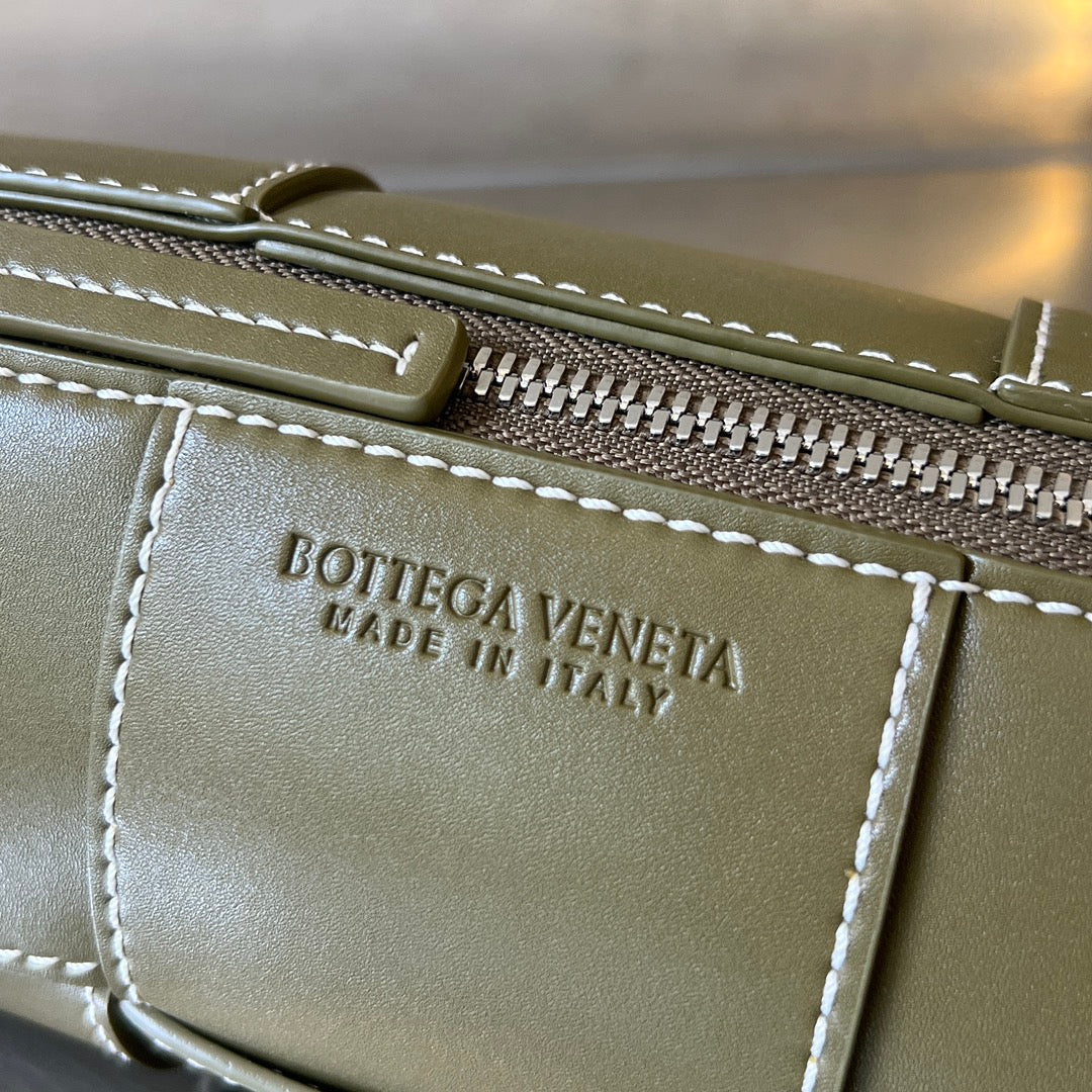 KLEINE ZYLINDERKASSETTE 21 ZOLL TABAKBRAUNES KALBSLEDER