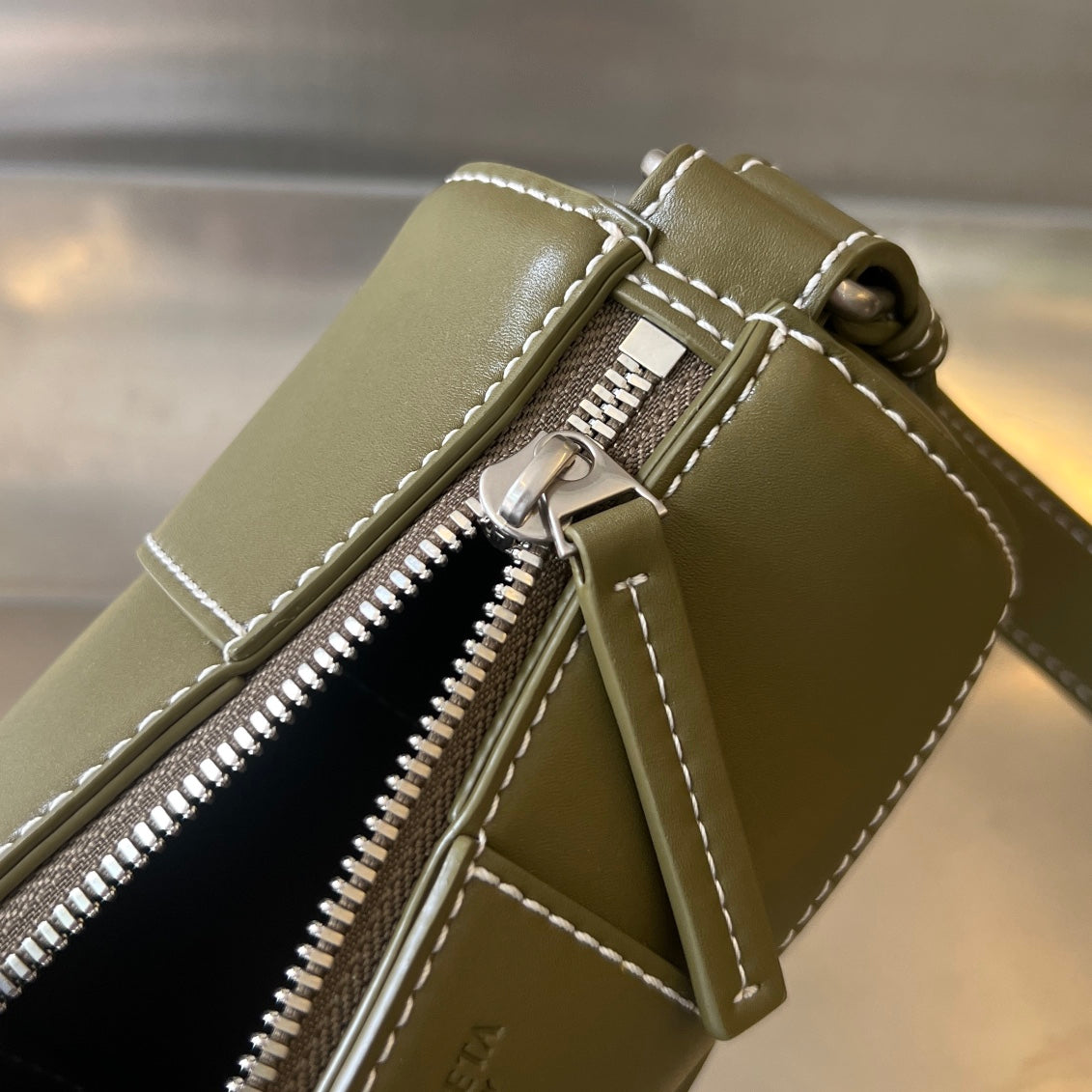 KLEINE ZYLINDERKASSETTE 21 ZOLL TABAKBRAUNES KALBSLEDER