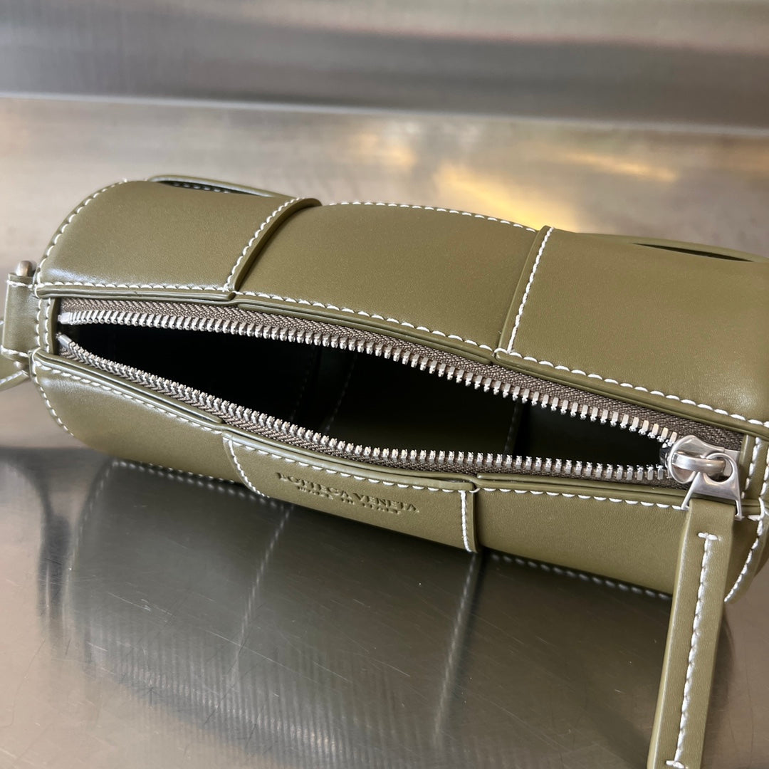 KLEINE ZYLINDERKASSETTE 21 ZOLL TABAKBRAUNES KALBSLEDER