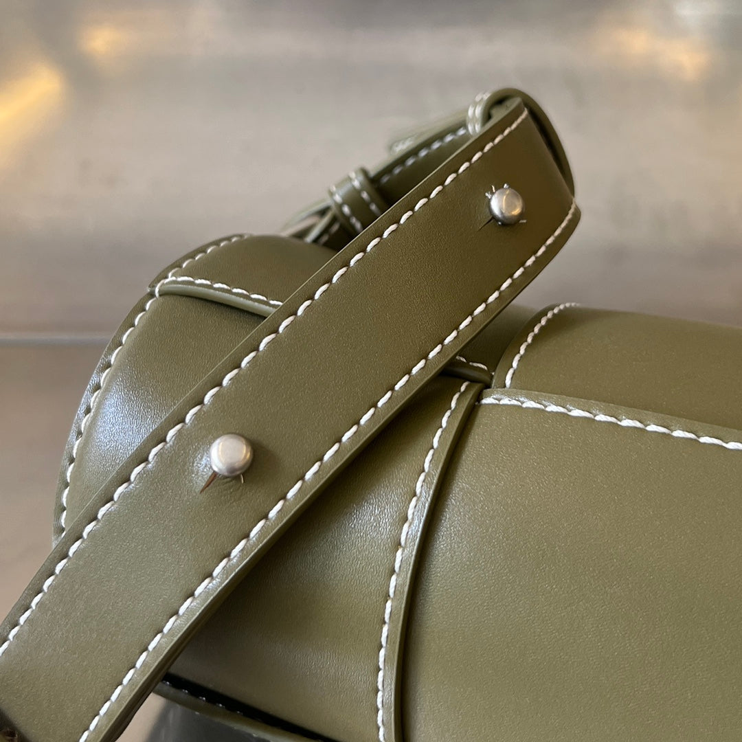 KLEINE ZYLINDERKASSETTE 21 ZOLL TABAKBRAUNES KALBSLEDER