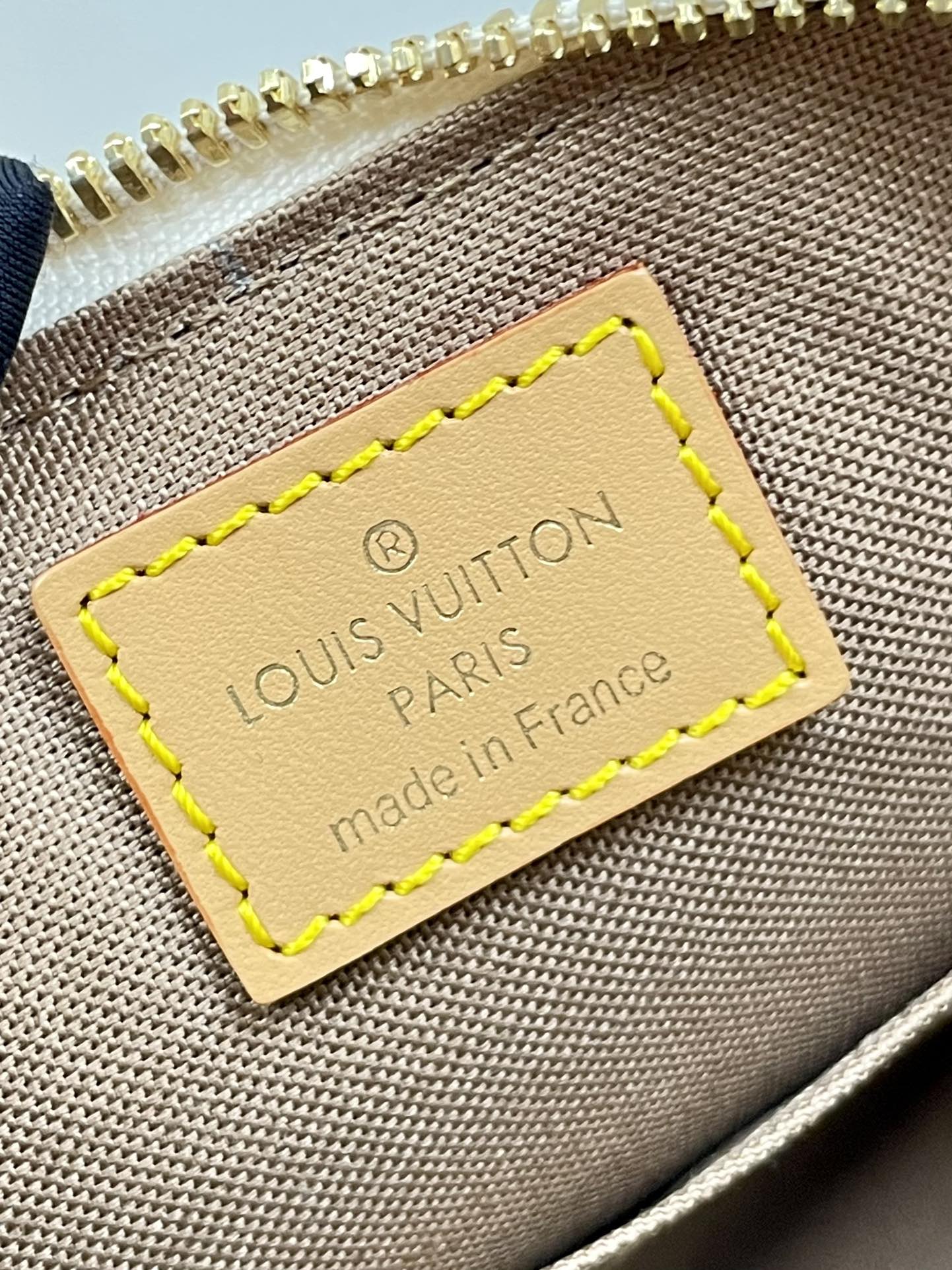 ALMA BB 25 IN WEISS MONOGRAMM DUNE LEINWAND GOLDENE HARDWARE