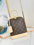 ALMA RUCKSACK 20 IN BRAUNEM MONOGRAMM-CANVAS UND BEIGEM KALBSLEDERBESATZ MIT GOLDENER SCHNALLE