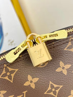 ALMA RUCKSACK 20 IN BRAUNEM MONOGRAMM-CANVAS UND BEIGEM KALBSLEDERBESATZ MIT GOLDENER SCHNALLE