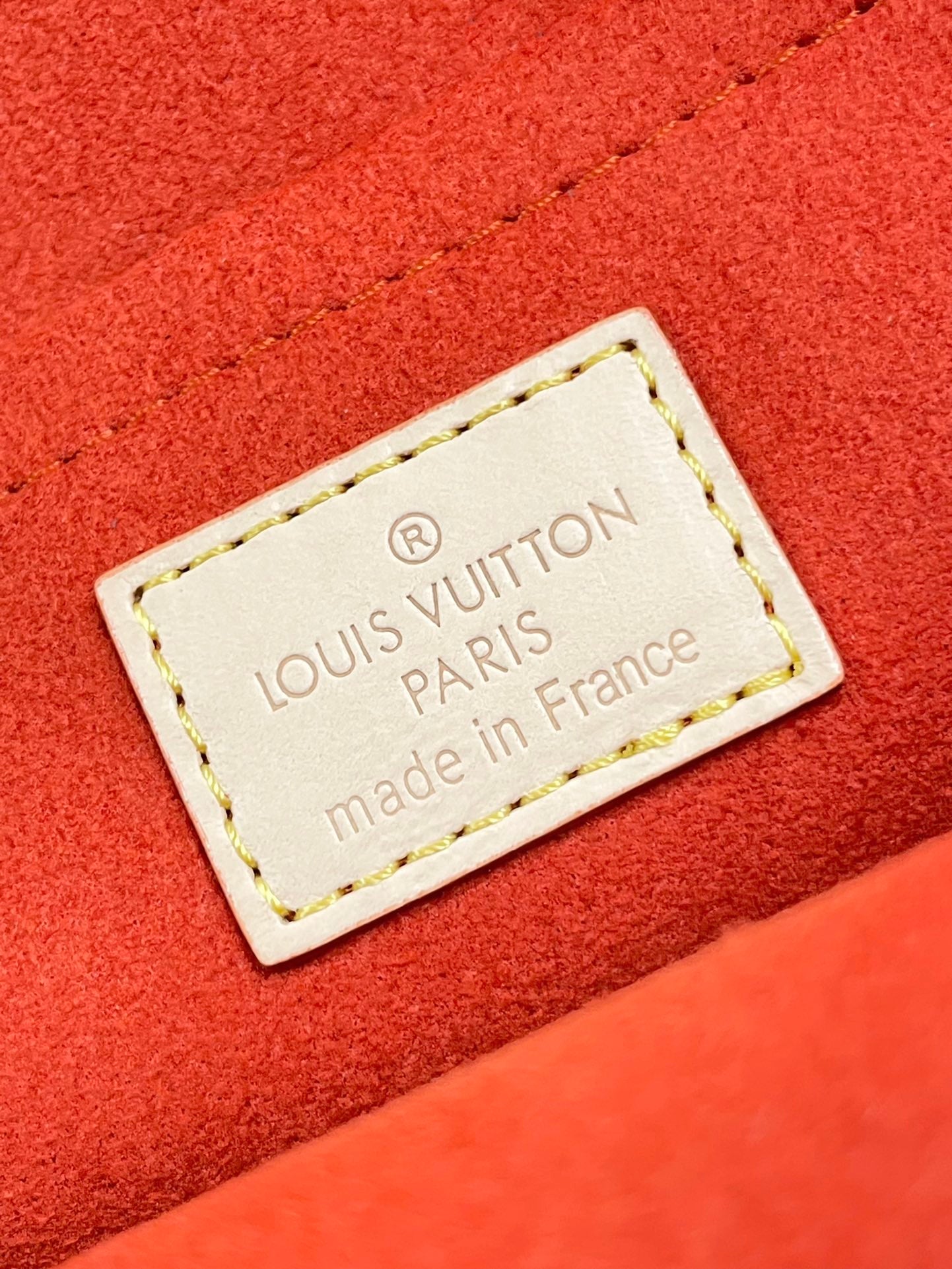 ALMA RUCKSACK 20 IN BRAUNEM MONOGRAMM-CANVAS UND BEIGEM KALBSLEDERBESATZ MIT GOLDENER SCHNALLE