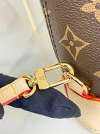 ALMA RUCKSACK 20 IN BRAUNEM MONOGRAMM-CANVAS UND BEIGEM KALBSLEDERBESATZ MIT GOLDENER SCHNALLE