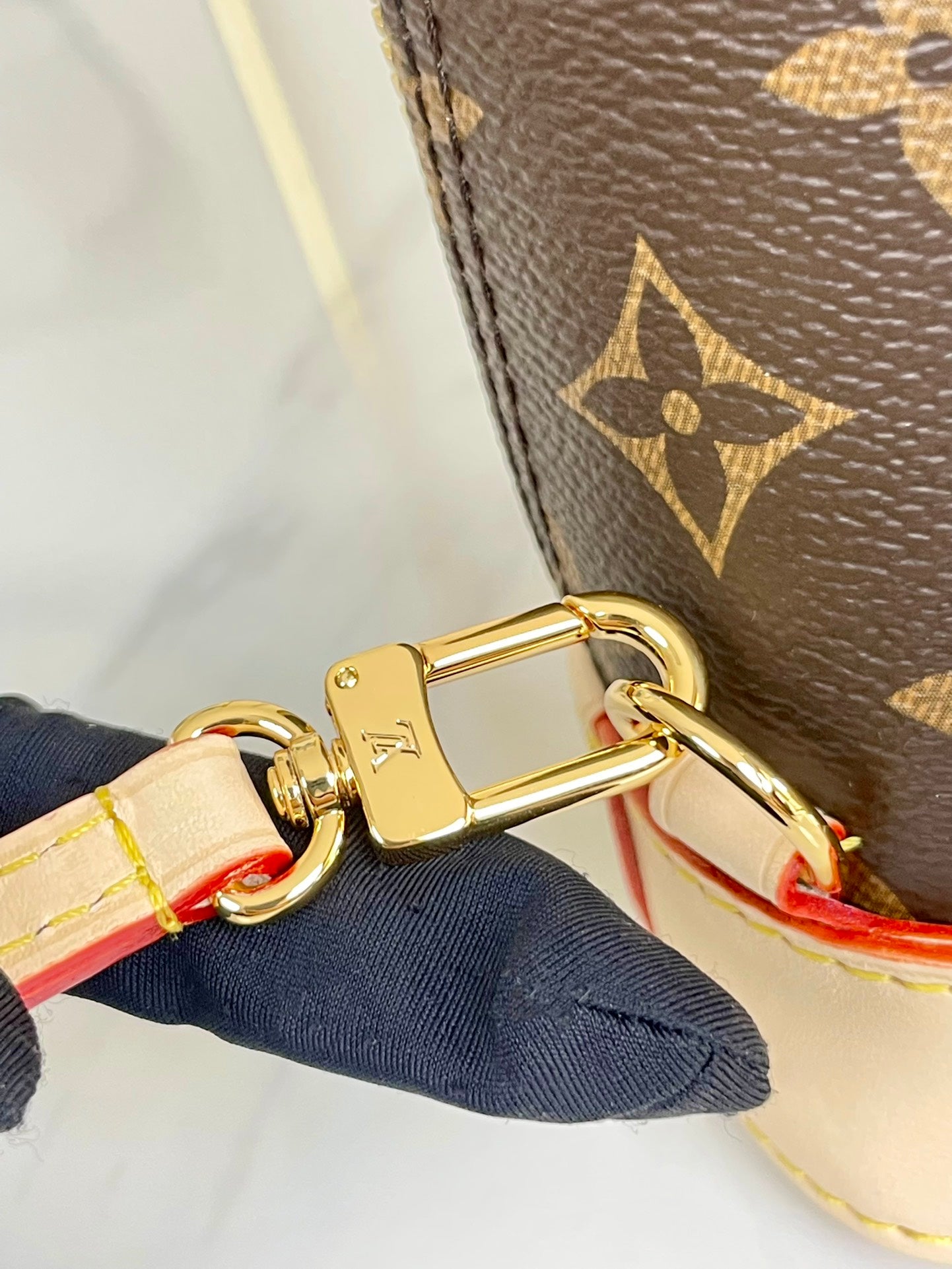 ALMA RUCKSACK 20 IN BRAUNEM MONOGRAMM-CANVAS UND BEIGEM KALBSLEDERBESATZ MIT GOLDENER SCHNALLE