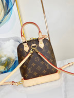 ALMA RUCKSACK 20 IN BRAUNEM MONOGRAMM-CANVAS UND BEIGEM KALBSLEDERBESATZ MIT GOLDENER SCHNALLE