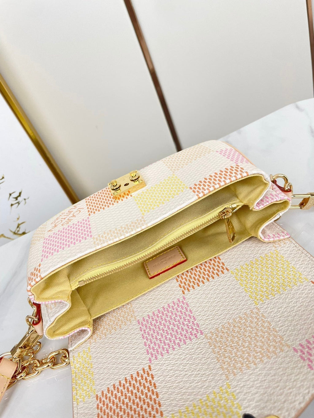 POCHETTE MÉTIS EAST WEST 21 IN PEACH DAMIER GIANT CANVAS GOLD HARDWARE