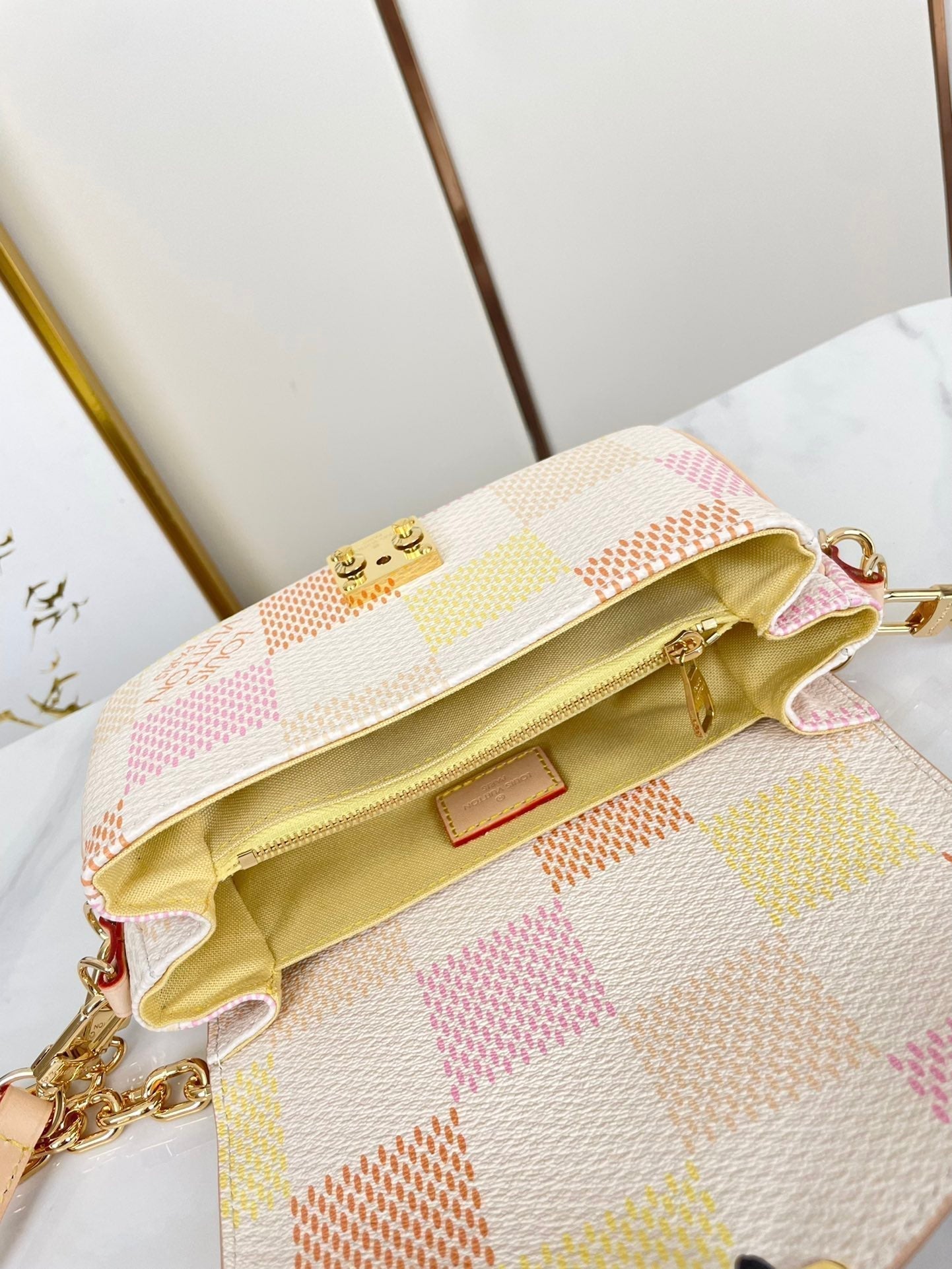 POCHETTE MÉTIS EAST WEST 21 IN PEACH DAMIER GIANT CANVAS GOLD HARDWARE