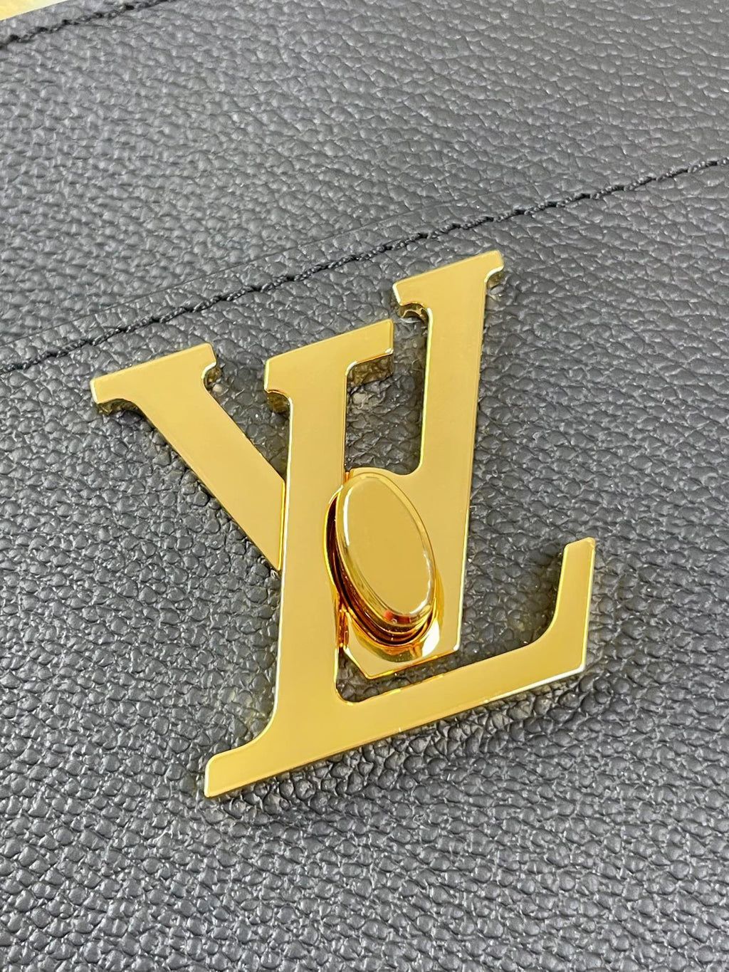 LOCK AND WALK 20 IN BLACK GRAINED CALFSKIN GOLD HARDWARE