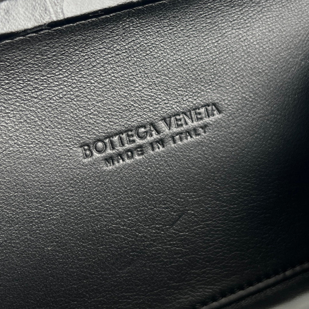 KNOTEN 19 IN SCHWARZEM KROKODILMUSTER-KALBLEDER