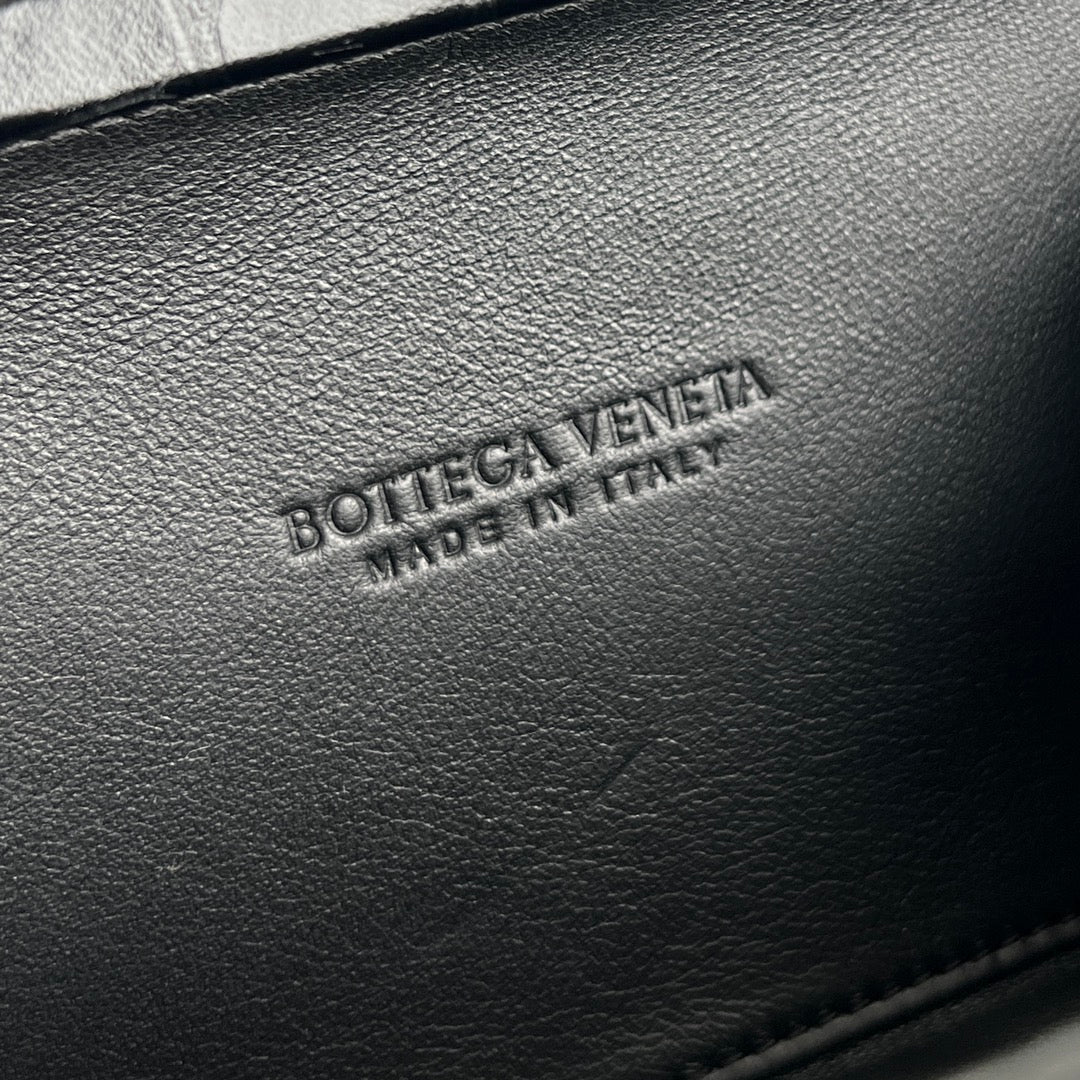 KNOTEN 19 IN SCHWARZEM KROKODILMUSTER-KALBLEDER