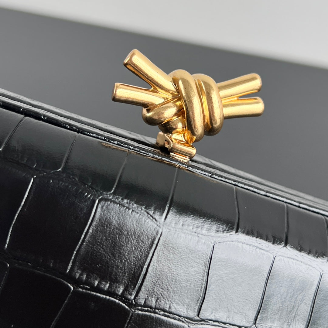 KNOTEN 19 IN SCHWARZEM KROKODILMUSTER-KALBLEDER