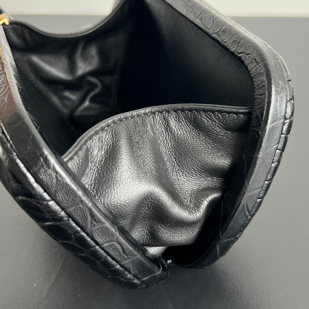 KNOTEN 19 IN SCHWARZEM KROKODILMUSTER-KALBLEDER