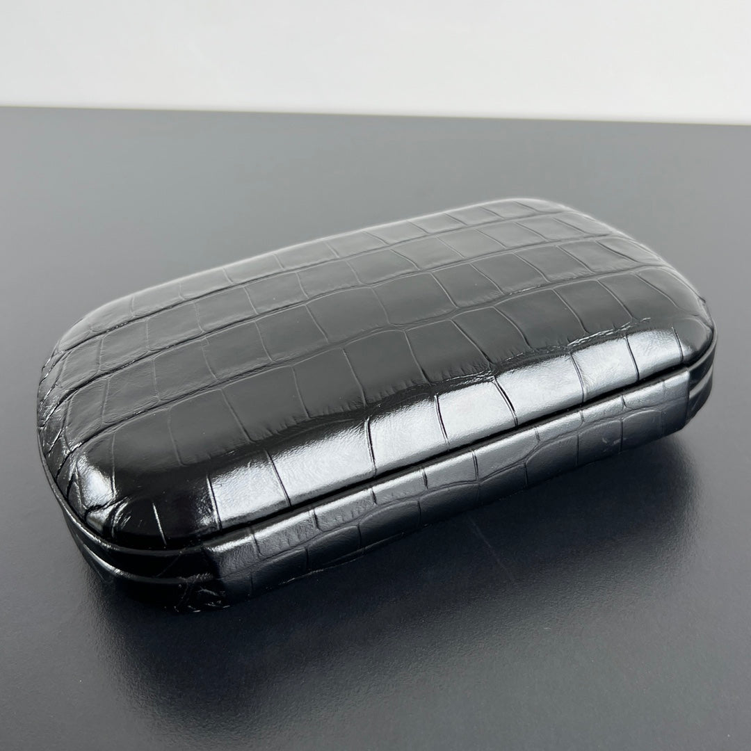 KNOTEN 19 IN SCHWARZEM KROKODILMUSTER-KALBLEDER