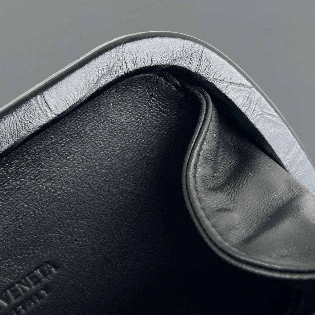 KNOTEN 19 IN SCHWARZEM KROKODILMUSTER-KALBLEDER