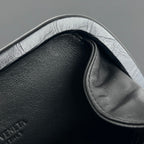 KNOTEN 19 IN SCHWARZEM KROKODILMUSTER-KALBLEDER