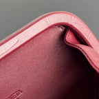 KNOTEN 19 IN BURGUNDERROTEM KROKODILMUSTER-KALBLEDER