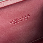 KNOTEN 19 IN BURGUNDERROTEM KROKODILMUSTER-KALBLEDER