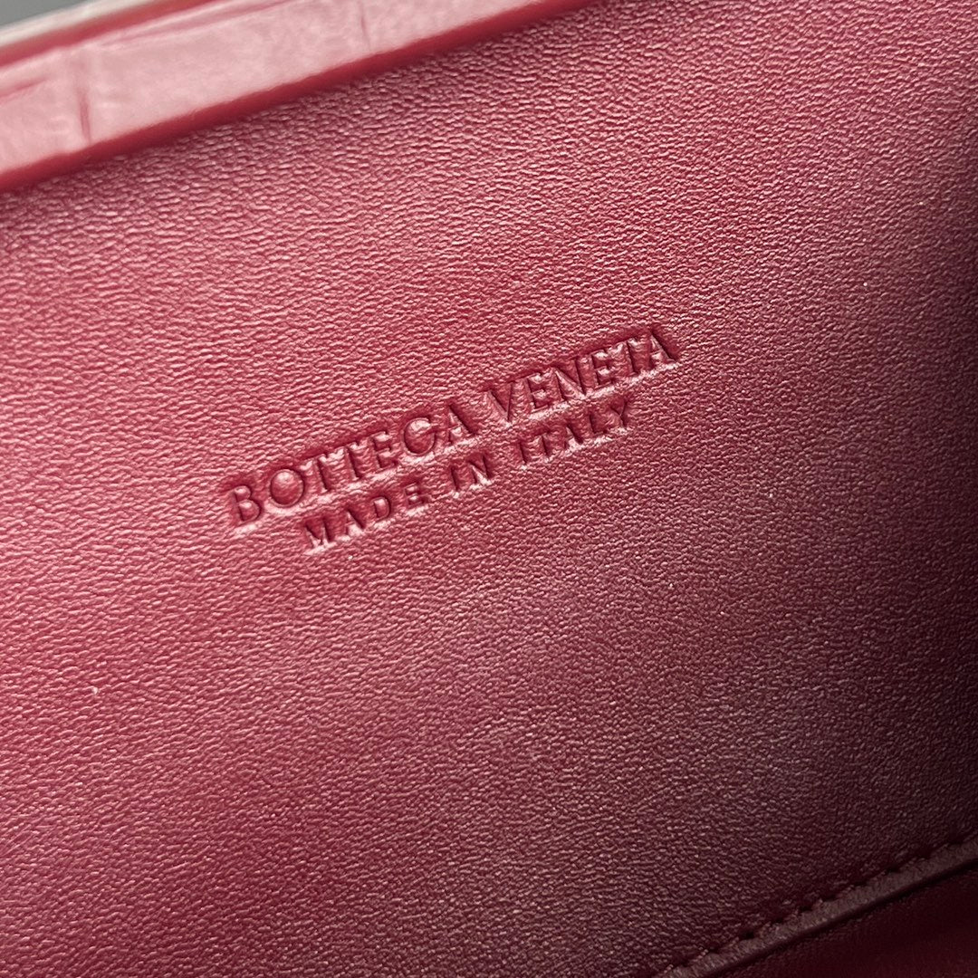 KNOTEN 19 IN BURGUNDERROTEM KROKODILMUSTER-KALBLEDER