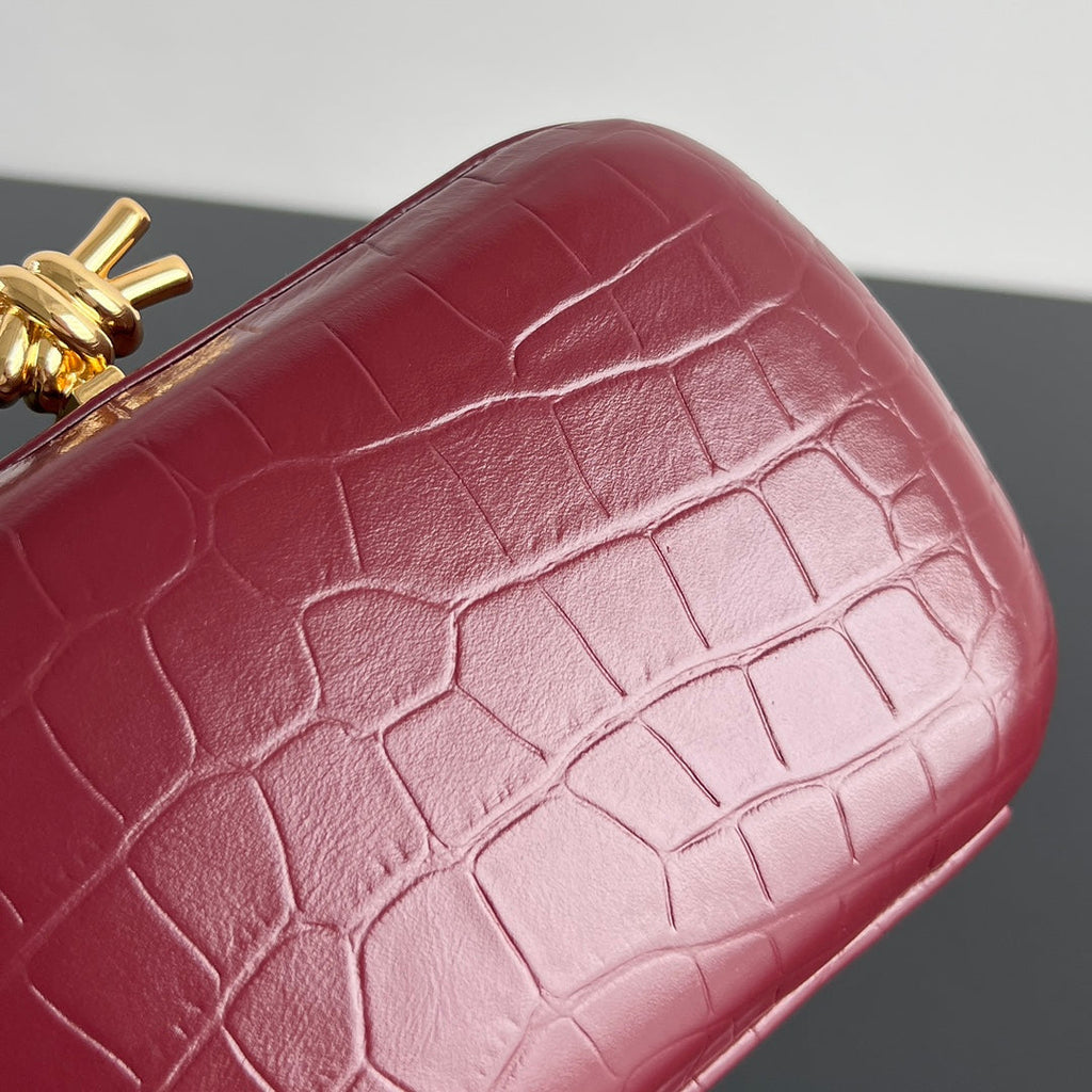 KNOTEN 19 IN BURGUNDERROTEM KROKODILMUSTER-KALBLEDER