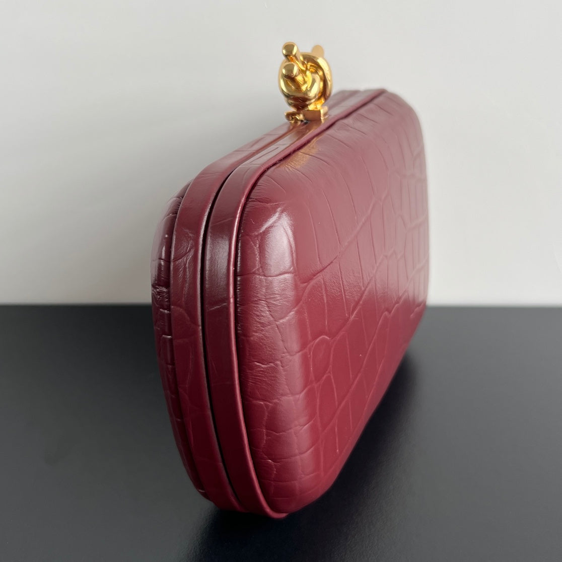 KNOTEN 19 IN BURGUNDERROTEM KROKODILMUSTER-KALBLEDER