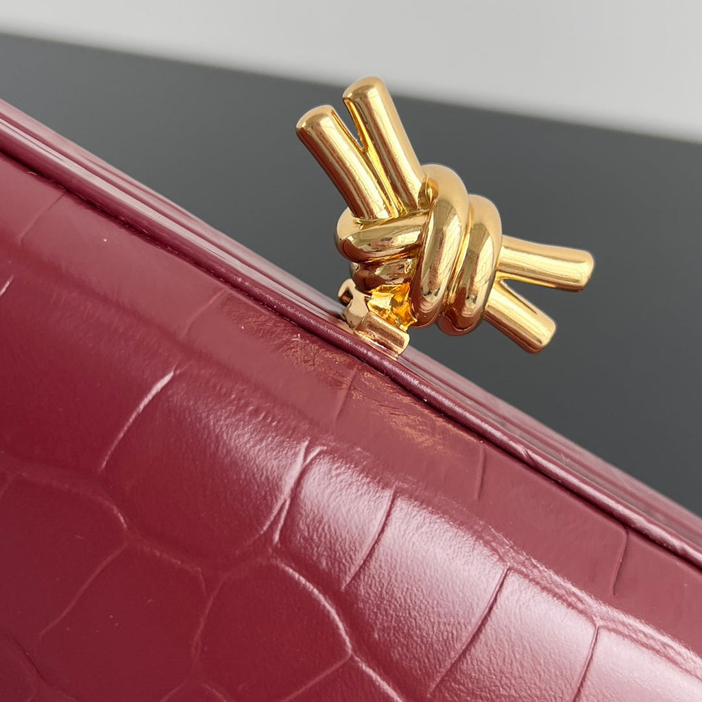 KNOTEN 19 IN BURGUNDERROTEM KROKODILMUSTER-KALBLEDER