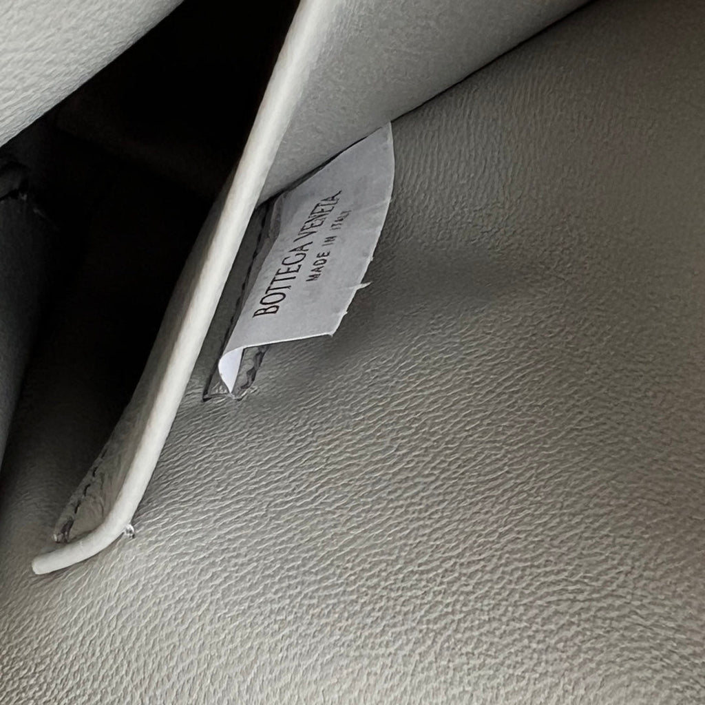 INTRECCIATO 16 TASCHE AUS WEISSEM LAMMFELL