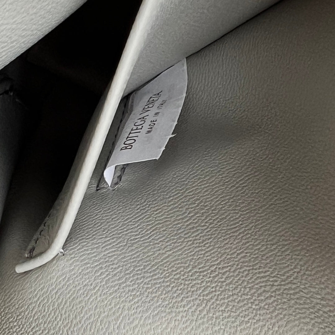 INTRECCIATO 16 TASCHE AUS WEISSEM LAMMFELL