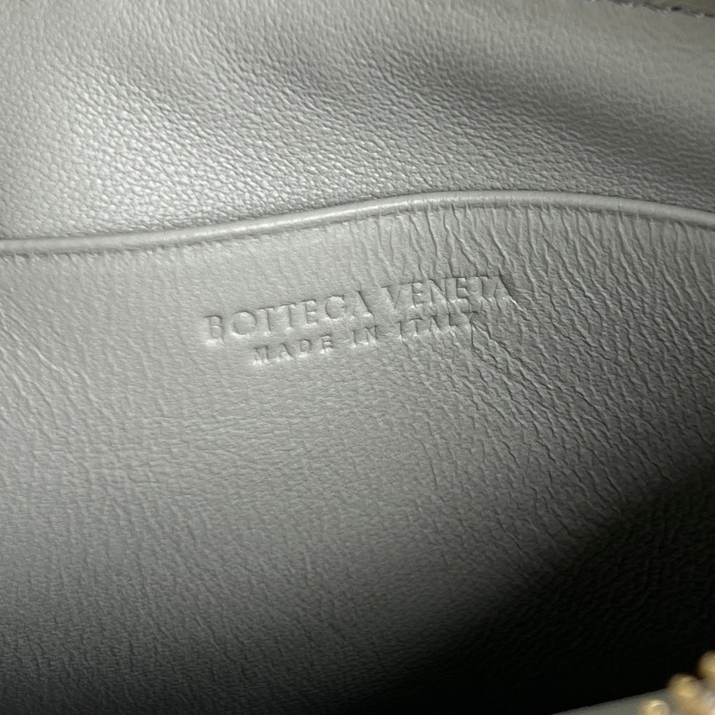 INTRECCIATO 16 TASCHE AUS WEISSEM LAMMFELL