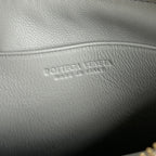 INTRECCIATO 16 TASCHE AUS WEISSEM LAMMFELL