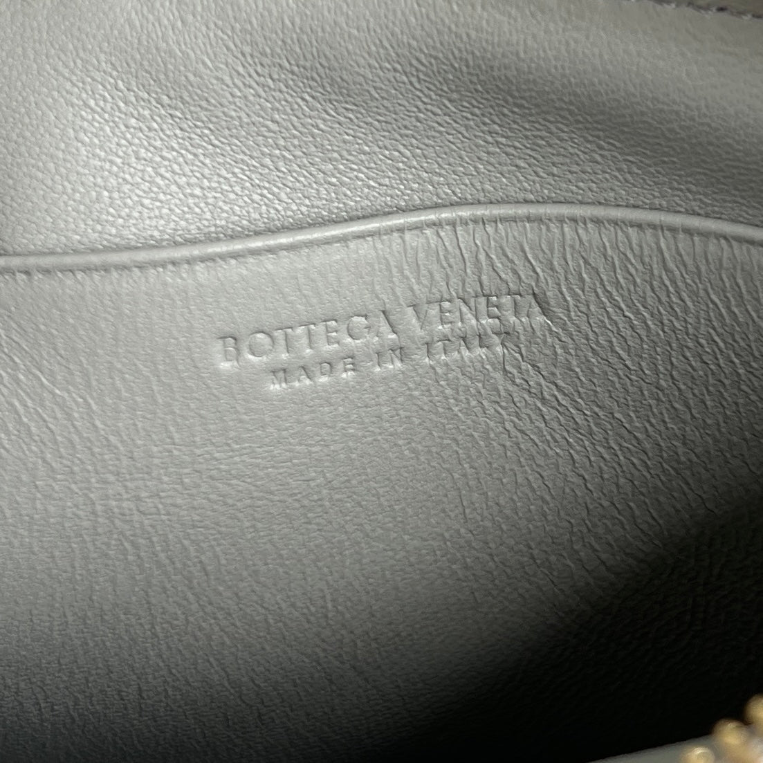 INTRECCIATO 16 TASCHE AUS WEISSEM LAMMFELL