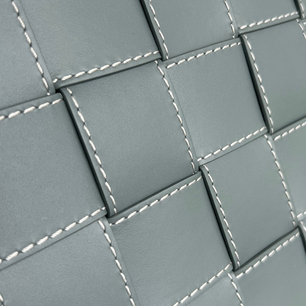 Große Kassettentasche, 35 Zoll, rauchfarbenes Kalbsleder