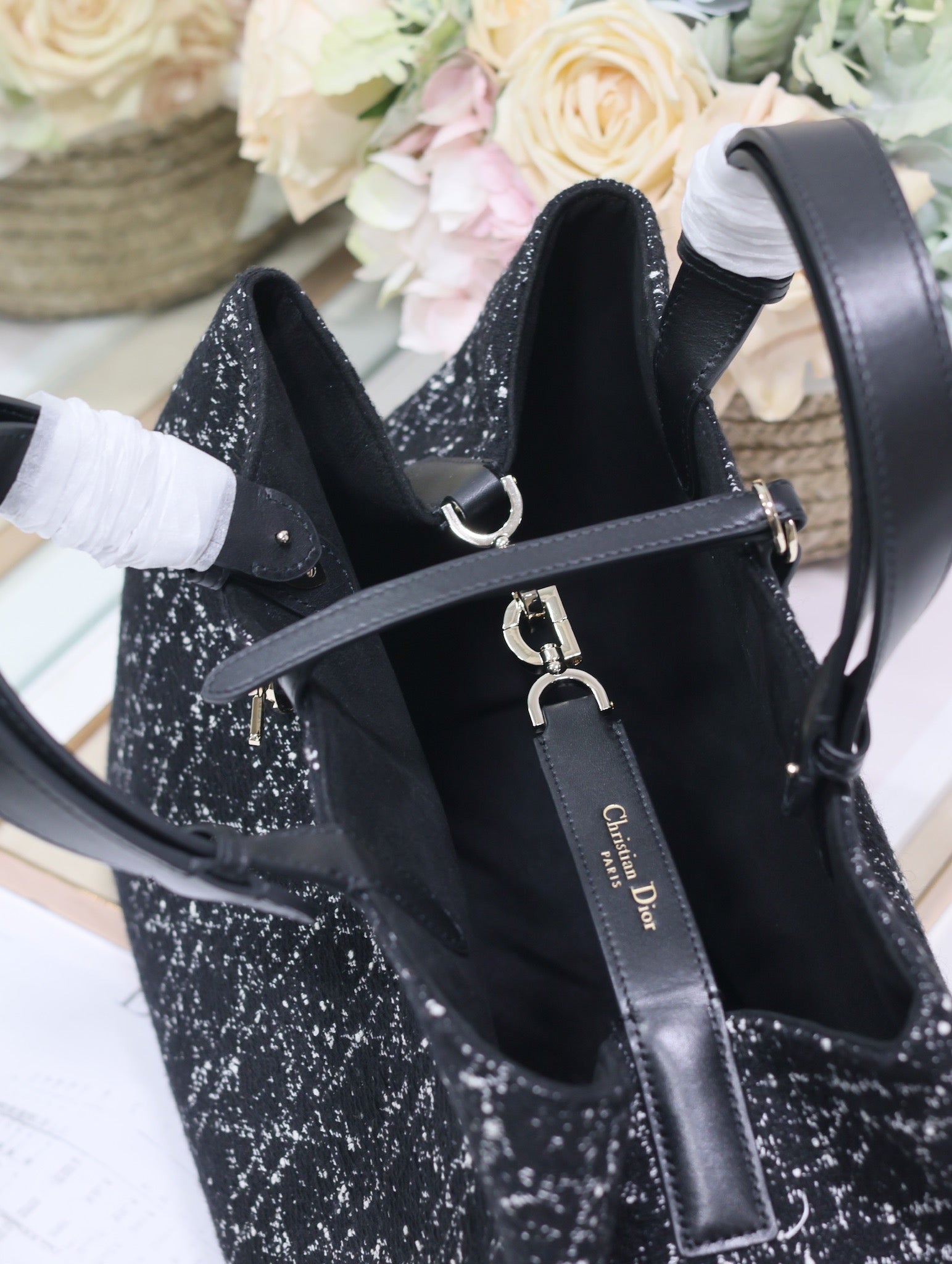 TOUJOURS TASCHE 37 IN SCHWARZ-WEISSEM CANNAGE-TWEED MIT GOLDENEN BESCHLÄGEN