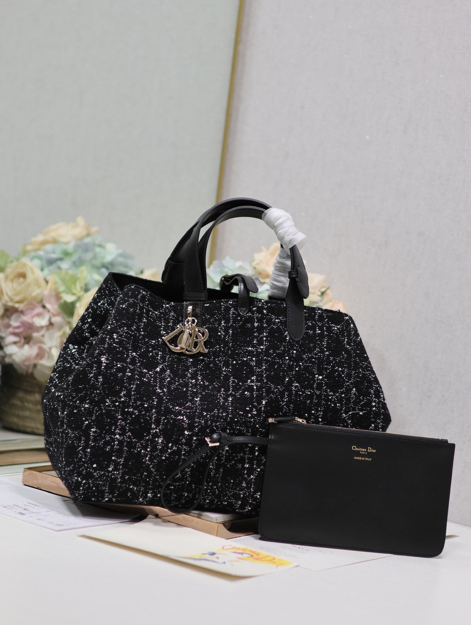 TOUJOURS TASCHE 37 IN SCHWARZ-WEISSEM CANNAGE-TWEED MIT GOLDENEN BESCHLÄGEN