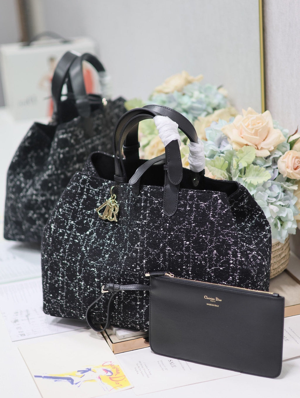 TOUJOURS TASCHE 37 IN SCHWARZ-WEISSEM CANNAGE-TWEED MIT GOLDENEN BESCHLÄGEN
