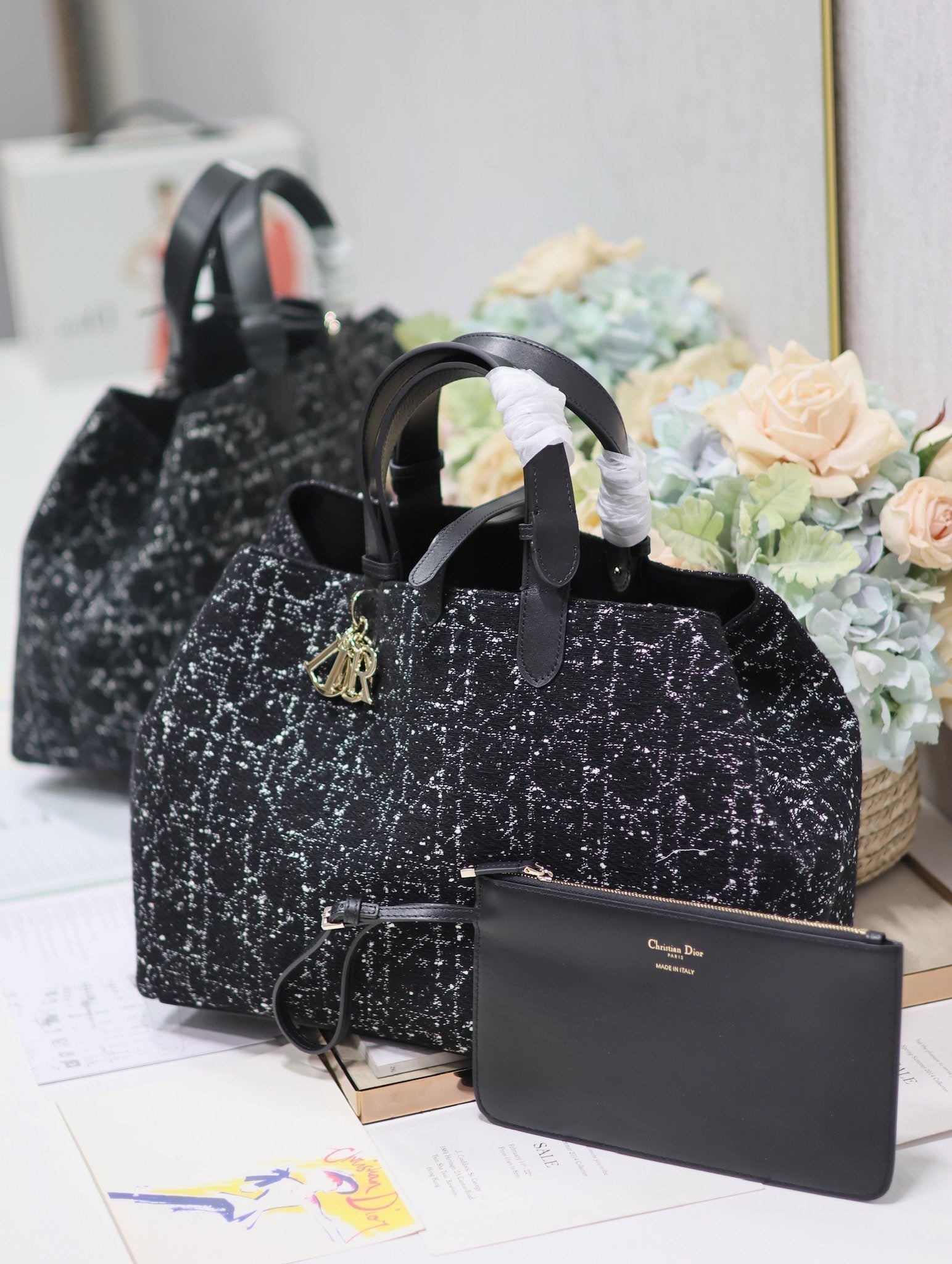 TOUJOURS TASCHE 37 IN SCHWARZ-WEISSEM CANNAGE-TWEED MIT GOLDENEN BESCHLÄGEN