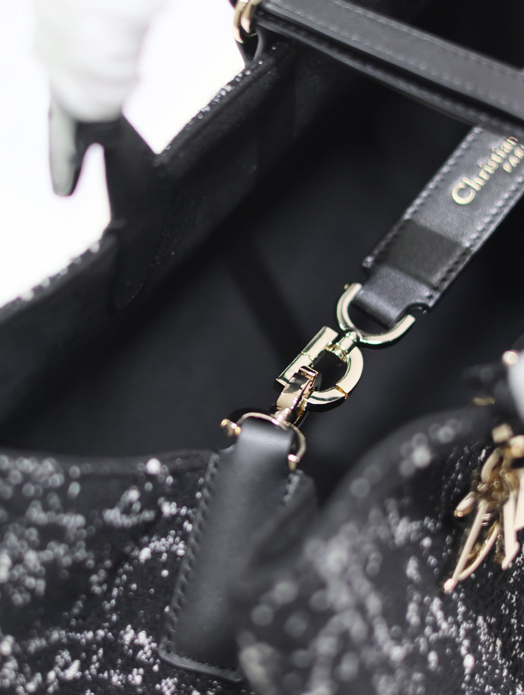 TOUJOURS TASCHE 37 IN SCHWARZ-WEISSEM CANNAGE-TWEED MIT GOLDENEN BESCHLÄGEN