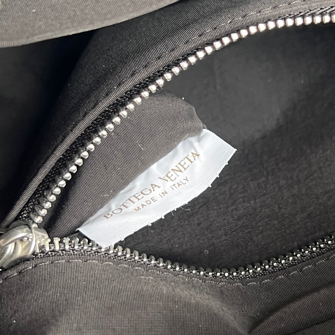 CLUTCH 26 INTRECCIATO AUS SCHWARZEM KALBSLEDER